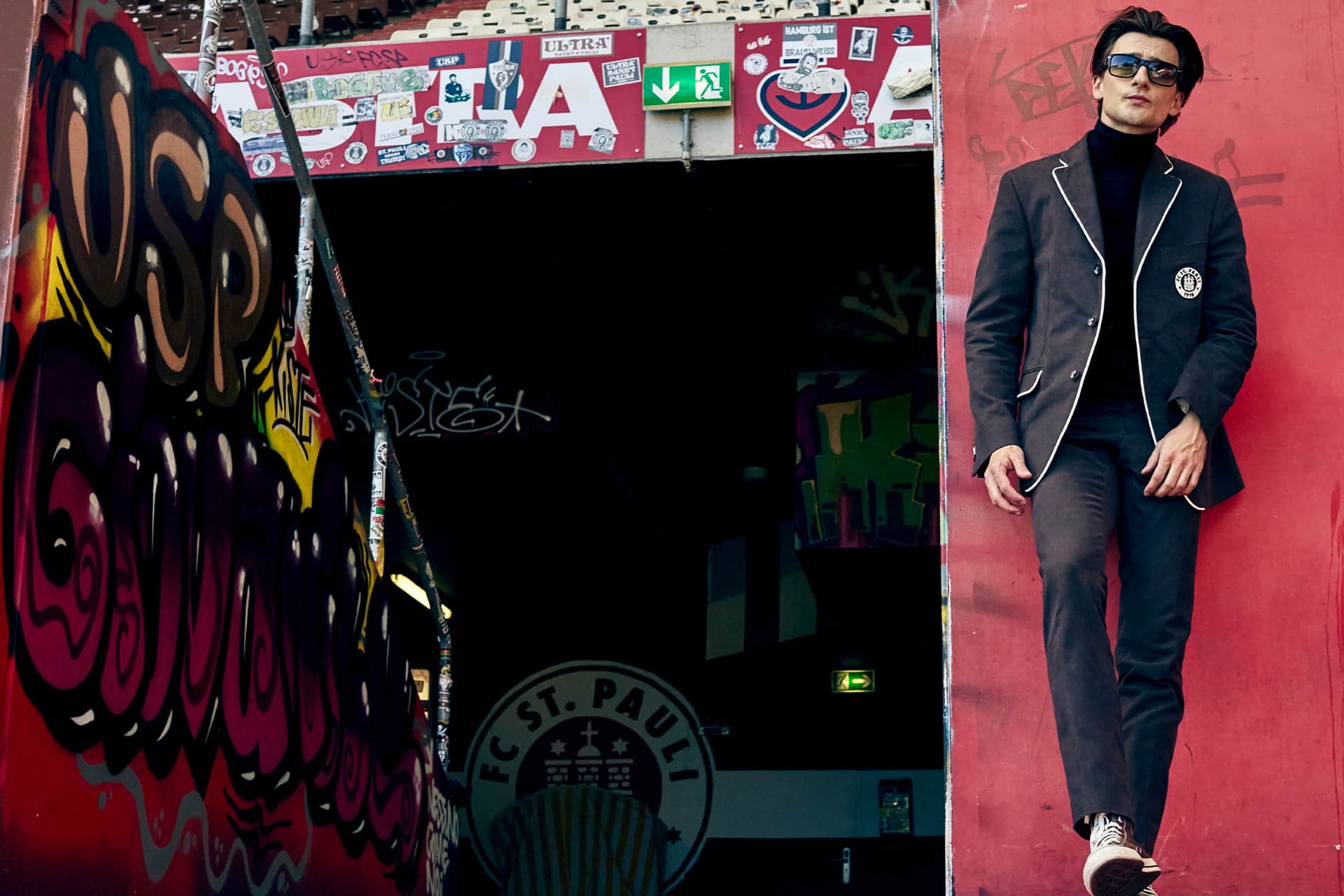 Ein junger Mann mit braunem St.Pauli Sacko