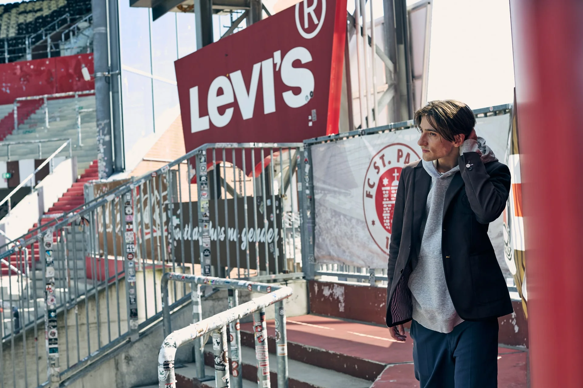 Ein junger Mann mit St.Pauli Sacko im Stadion