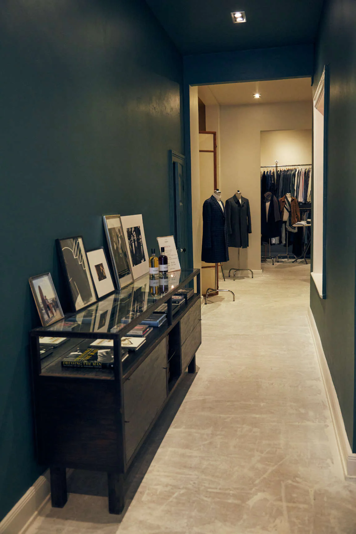 Flur mit Vitrinen für Accessoirs