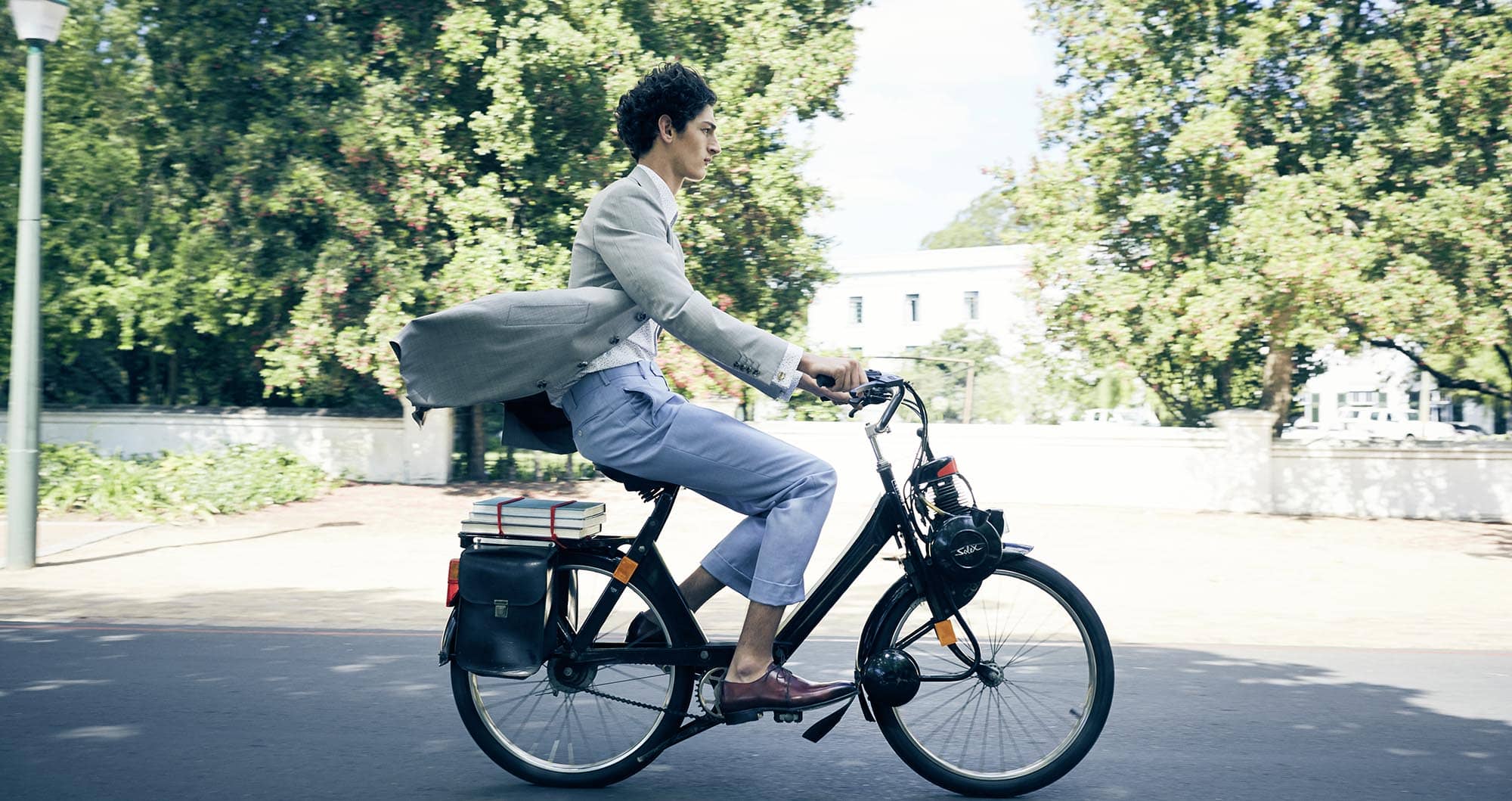 Junger Mann auf einer Solex