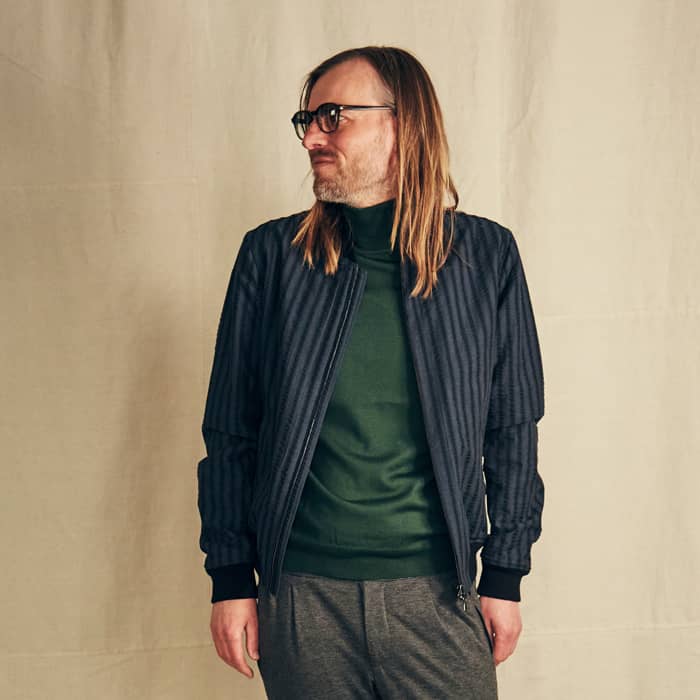 Hendrik trägt einen Blouson aus Seersucker